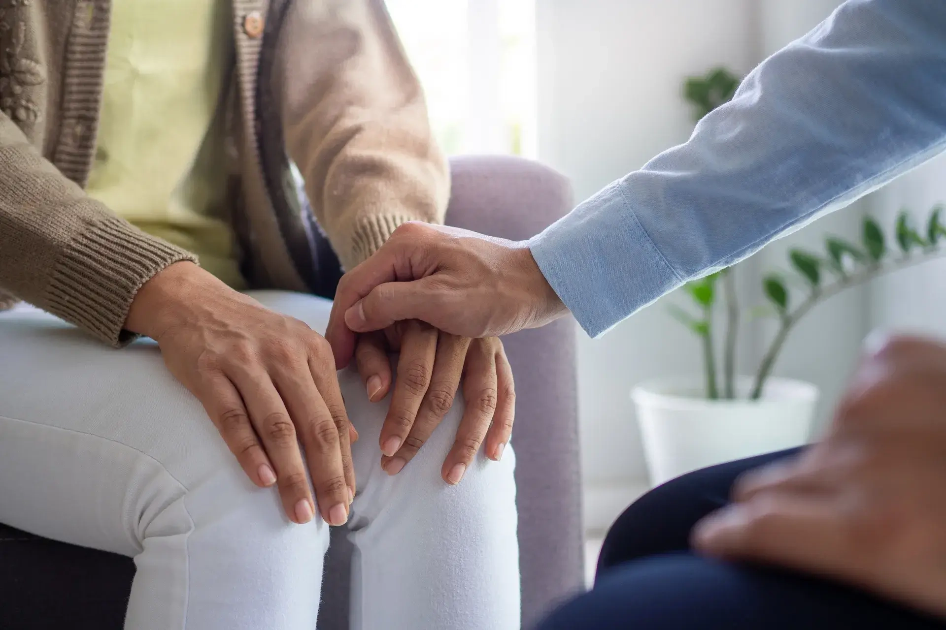 Mann legt Frau Hand auf ihre Hand